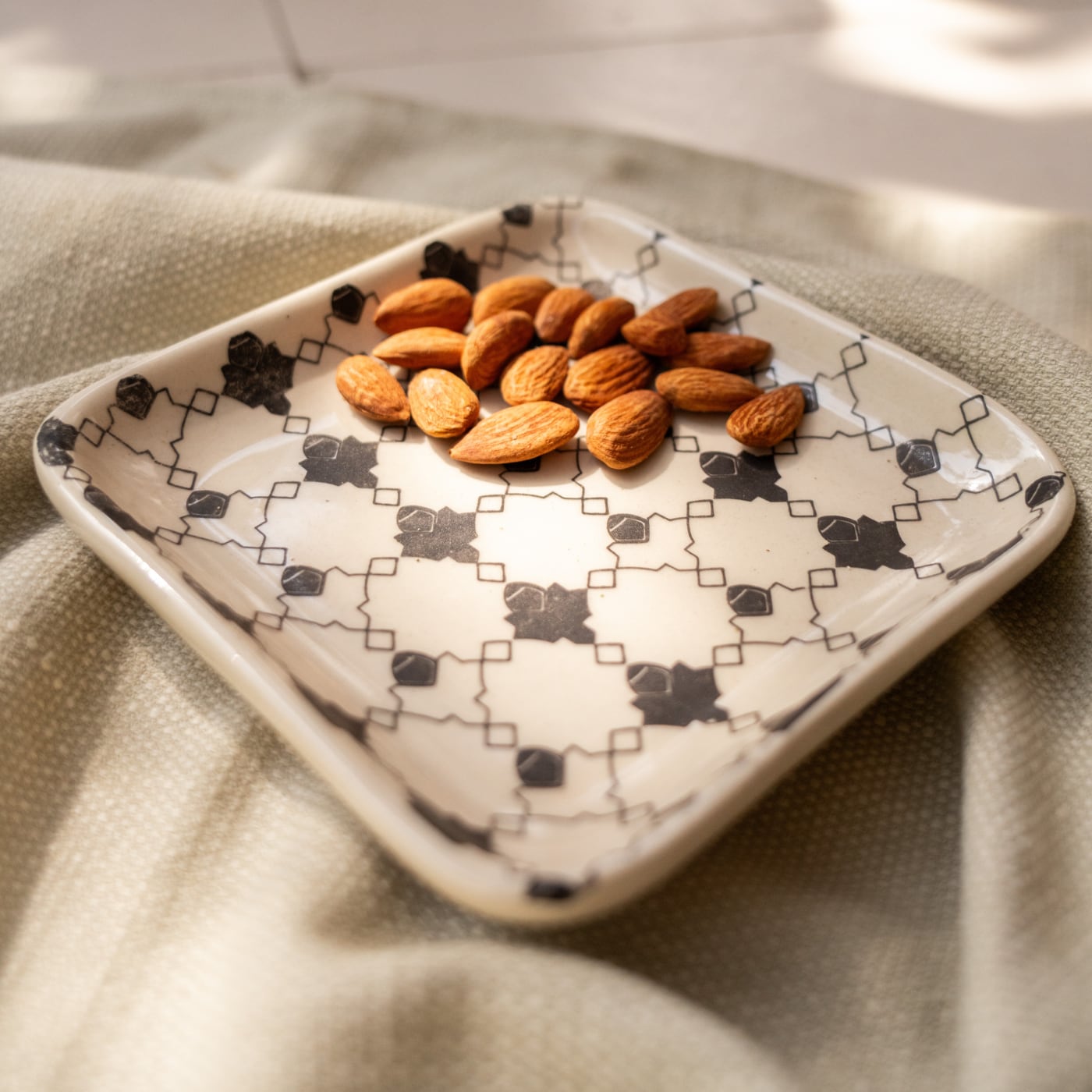 Shatranj Maharani Printed Ceramic Small Square Platter – Amalfiee Ceramics